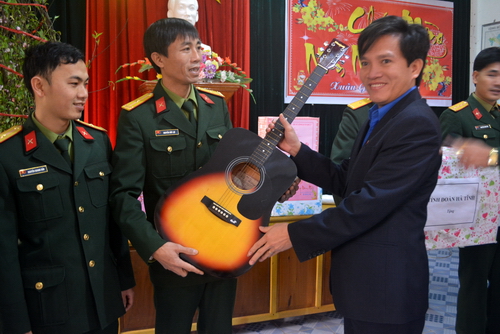 Đồng chí  Nguyễn Xuân Hùng – Bí thư Tỉnh đoàn thăm chúc Tết và tặng quà các chiến sỹ biên phòng đảo Sơn Dương